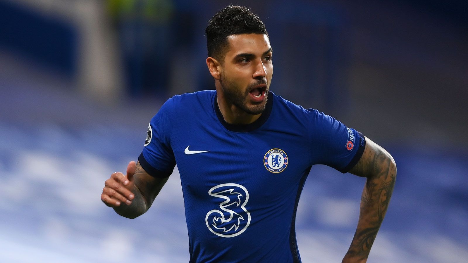 
                <strong>Emerson</strong><br>
                Mit Emerson steht ein weiterer Linksverteidiger auf der möglichen Abschussliste. Bislang ist der Italiener mit brasilianischen Wurzeln noch nicht wirklich angekommen beim FC Chelsea, der vor gut drei Jahren 20 Millionen Euro an die AS Rom überwiesen haben soll. In der Premier League erlebte er in dieser Saison nur 88 Minuten - verteilt auf zwei Partien - auf dem Rasen. Unter Tuchel kommt Emerson lediglich im FA Cup zum Einsatz. Gut ein Jahr vor Vertragsende wird sein Marktwert mit 13,5 Millionen Pfund (15,5 Millionen Euro) angegeben.
              