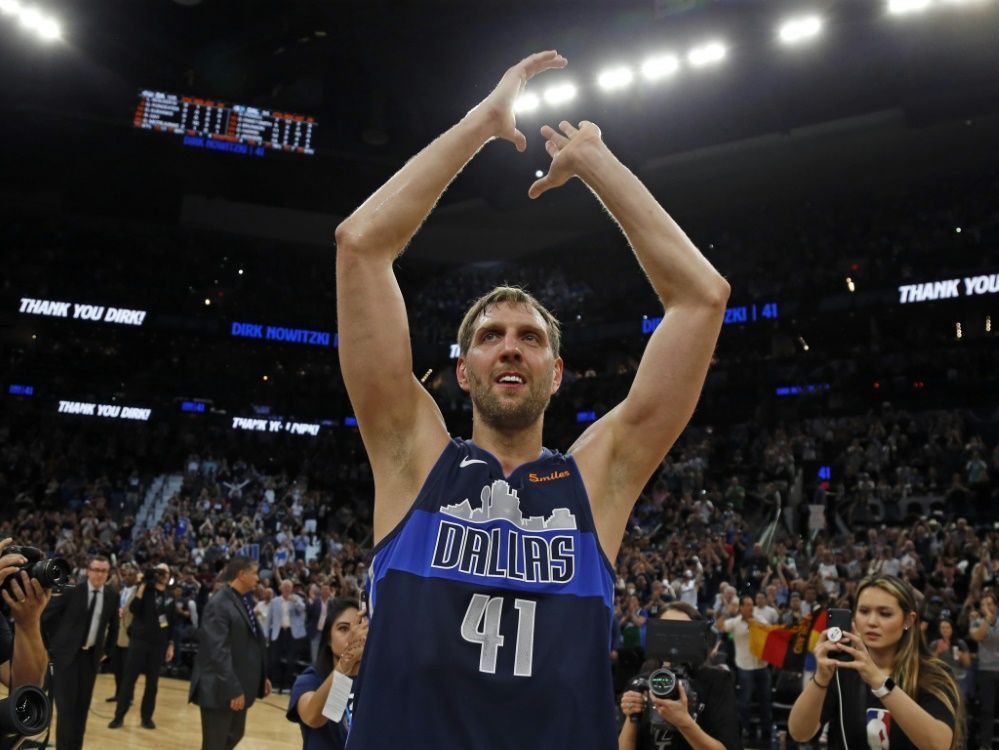 Nowitzki Von Silhouette Auf Mavericks Court Begeistert