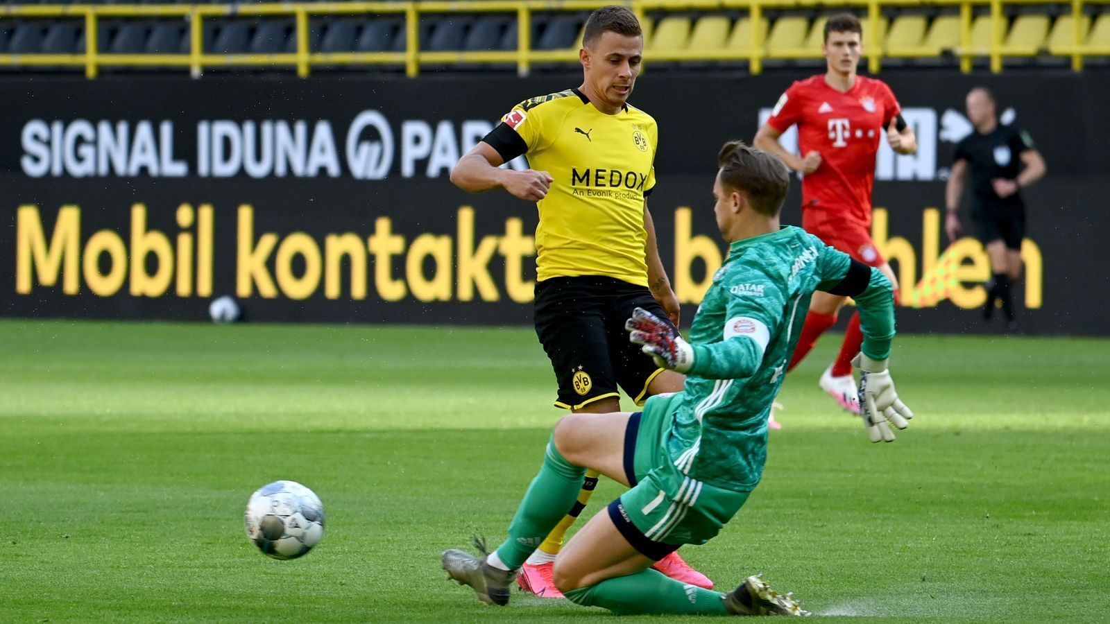 
                <strong>Manuel Neuer</strong><br>
                Gleich mit einem Patzer in der 1. Minute, als er nach einem Steilpass von Haaland auf Hazard aus seinem Tor stürmt aber nicht klären kann. Lässt sich dann von Haaland tunneln und hat Glück, dass Boateng auf der Linie klärt. Ansonsten in der ersten Halbzeit kaum geprüft. Nach der Pause dann ohne Fehl und Tadel und mit einer wichtigen Rettungstat in der 81. Minute. ran-Note: 3
              