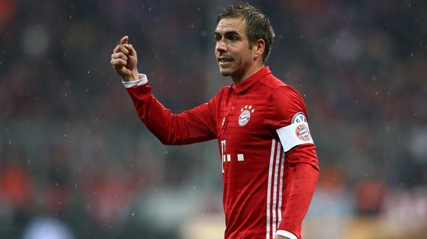 
                <strong>Philipp Lahm (FC Bayern München)</strong><br>
                Bayerns langjähriger Kapitän Philipp Lahm machte im Sommer 2017 vorzeitig Schluss. Der Weltmeister von 2014 beendete seine aktive Laufbahn ein Jahr vor dem eigentlichen Ende seines Vertrages beim Rekordmeister in München. Der 33-Jährige trat mit acht Meistertiteln ab - kein anderer Spieler der Bundesliga-Historie hat bislang mehr gesammelt. "Ich habe den Verantwortlichen Bescheid gesagt, dass ich am Ende der Saison aufhöre Fußball zu spielen", sagte Lahm im Februar 2017, als er seine Entscheidung bekanntgab.
              