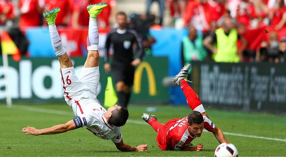 
                <strong>Robert Lewandowski - Zweikämpfe</strong><br>
                Lewandowski - Zweikämpfe: 117. Nur drei Spieler im Turnier haben mehr Zweikämpfe geführt als Lewandowski und keiner wurde häufiger gefoult (15). Da er meist mit dem Rücken zum Gegenspieler steht und von mehreren Verteidigern bearbeitet wird, konnte er "nur" 45 Zweikämpfe gewinnen (38,5 Prozent). Als Vergleich: Im DFB-Team führte Thomas Müller mit 112 die meisten Zweikämpfe, von denen er 52 Prozent gewonnen hat. 
              