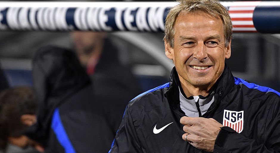 
                <strong>Nationaltrainer: Jürgen Klinsmann</strong><br>
                Nationaltrainer: Jürgen Klinsmann. Der Schwabe ist hierzulande jedem Fußball-Fan ein Begriff. Der Ehrenspielführer der deutschen Nationalmannschaft gewann 1990 mit dem DFB den WM-Titel und krönte sich sechs Jahre später zum Europameister. Nach seiner aktiven Karriere wanderte der Ex-Stürmer mit seiner Familie in die USA aus. Seit 2011 ist er für das US-Team verantwortlich.
              