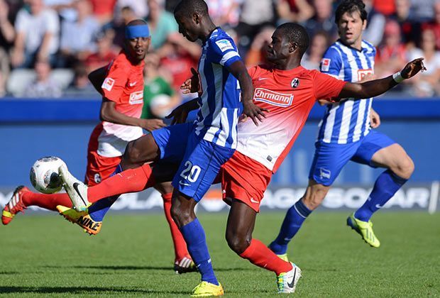 
                <strong>SC Freiburg - Hertha BSC 1:1</strong><br>
                Viele Zweikämpfe, hier Fallou Diagne (r.) gegen Adrian Ramos, aber keine Tore mehr in der zweiten Hälfte, es bleibt beim 1:1, Freiburg wartet weiter auf den ersten Sieg
              