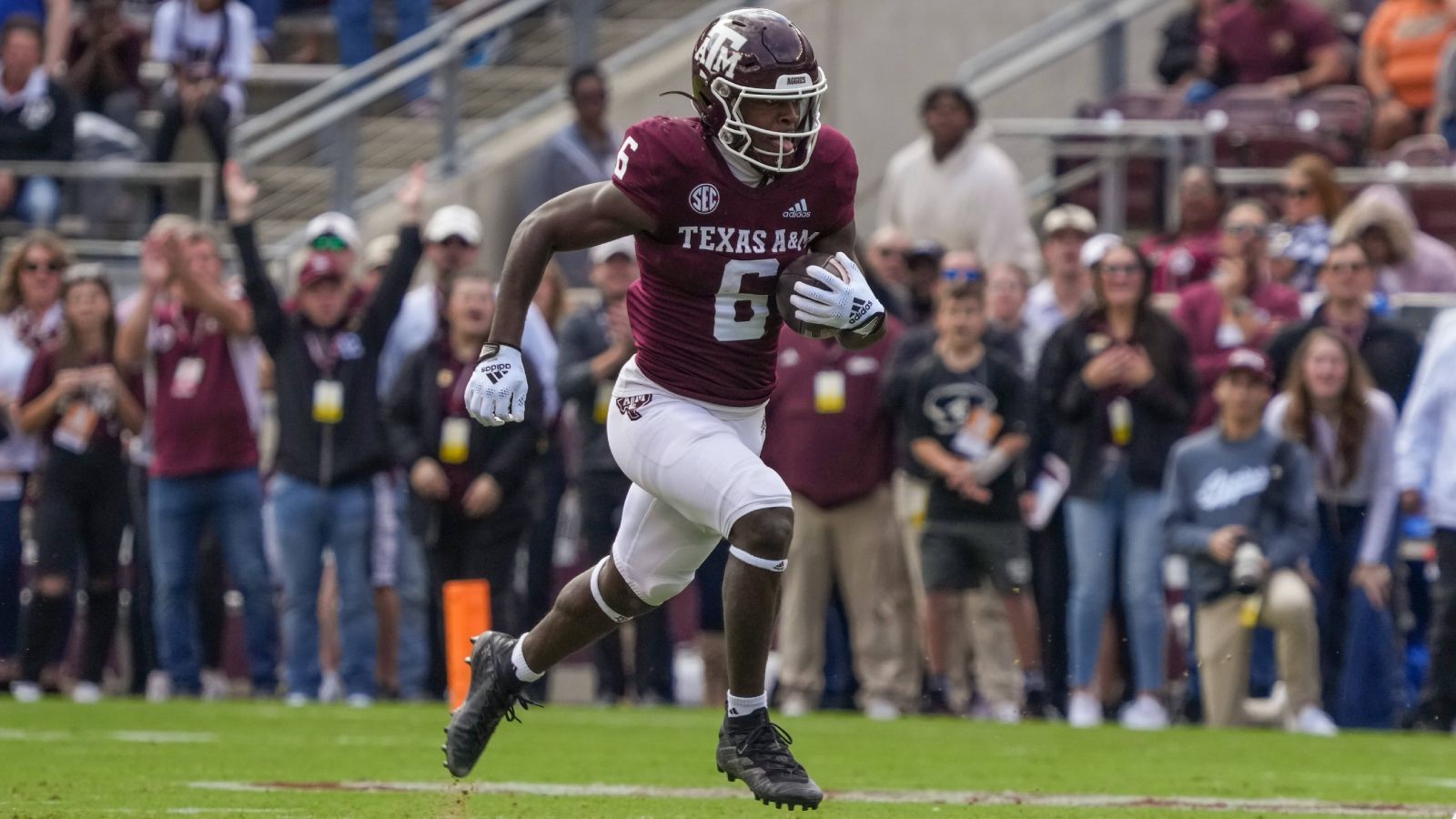 
                <strong>Platz 3: Devon Achane (Texas A&M)</strong><br>
                Das genaue Gegenteil von Charbonnet ist Devon Achane von den Texas A&M Aggies. Die Geschwindigkeit, vor allem im Sprint, ist seine große Stärke und er kann auch Defensive Backs davonlaufen. Wenn diese nicht richtig zupacken, kriegen sie den Ballträger nicht zu fassen und er bricht das Tackle. Diese Attribute machen ihn auch als Passempfänger aus dem Backfield brandgefährlich.
              