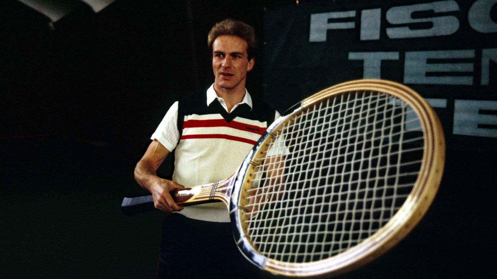 
                <strong>Rummenigges falsche Vorrausagen von 1991</strong><br>
                Als Karl-Heinz Rummenigge im April 1991 bei TV-Moderator Karl Senne zu Gast war, hätte er mit seinen Einschätzungen für die anstehenden Sieger in Bundesliga und Tennis-Grand-Slam nicht weiter von der Wahrheit entfernt sein. "Kaiserslautern wird nicht Meister. Das wäre so, als wenn Michael Stich Wimbledon gewinnen würde", legte sich Rummenigge, der im November 1991 als Vize-Präsident zu den Bayern zurückkehrte, fest. Blöd gelaufen für ihn! Nur wenige Wochen nach seinem provokanten TV-Auftritt wurde der FCK tatsächlich Meister und obendrein triumphierte Michael Stich beim Rasen-Major-Turnier von Wimbledon.
              