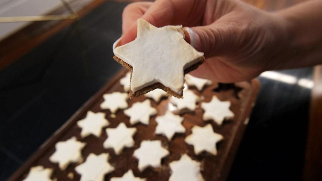 Das Rezept für klassische Zimtsterne beinhaltet Eier für den Teig sowie für die Glasur.