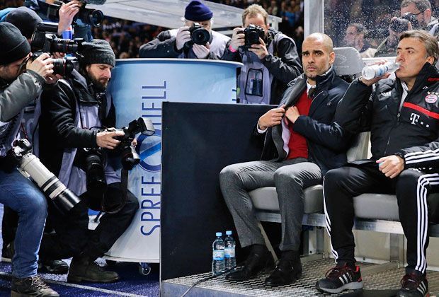 
                <strong>Bayerns Meister-Tag in Berlin</strong><br>
                Pep Guardiola sieht da noch ganz angespannt aus. Die Fotografen stürzen sich auf den Bayern-Trainer. Nicht ohne Grund: Guardiola kann als sechster Trainer der Bundesliga-Geschichte in seiner Debüt-Saison Meister werden.
              