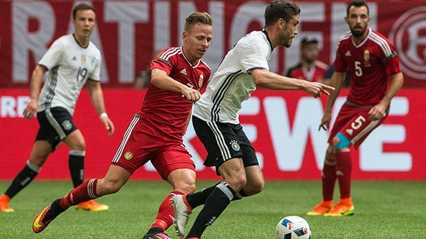
                <strong>Jonas Hector</strong><br>
                Jonas Hector: Ließ Dzsudzsak laufen und ermöglicht Ungarn damit in der 14. Minute die Großchance. Offensiv mit mehr Drang als Höwedes auf rechts und dem Pass auf Götze vor dem 1:0. Musste nach 45 Minuten für Emre Can weichen. ran-Note: 3.
              