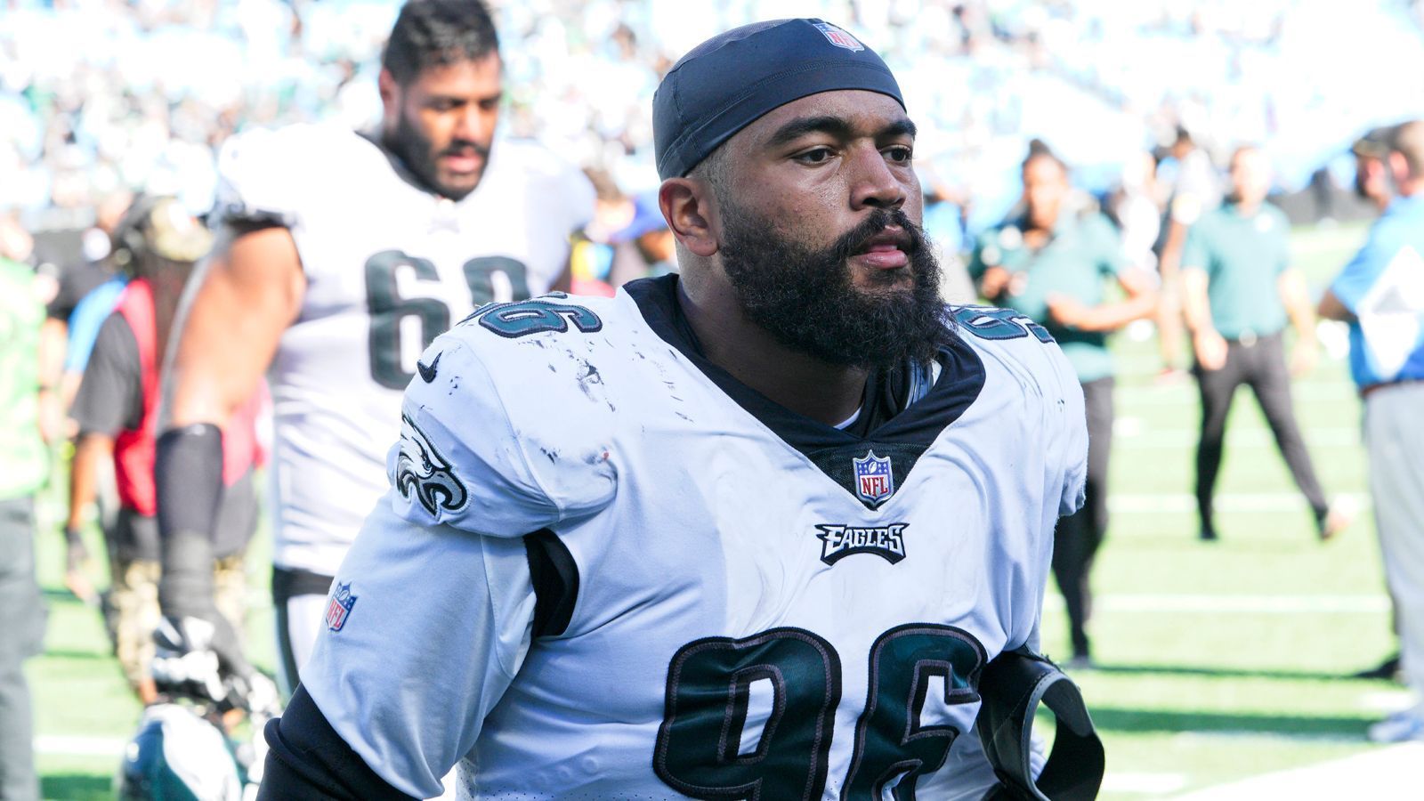 
                <strong>Derek Barnett (Philadelphia Eagles)</strong><br>
                Bittere Nachricht für die Philadelphia Eagles. Derek Barnett wird der Franchise für den Rest der Saison 2022 fehlen. Beim Season Opener gegen die Detroit Lions hat sich der Defensive End das Kreuzband gerissen. Damit ist das sechste Ligajahr des ehemaligen Erstrundenpicks von 2017 vorzeitig beendet. In seiner bisherigen Karriere bei den Eagles sammelte Barnett insgesamt 21,5 Sacks.
              