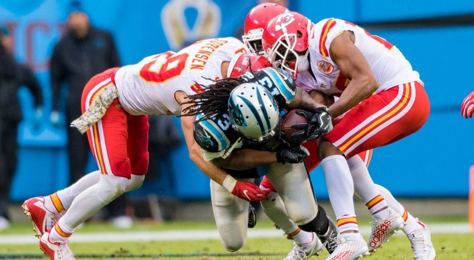 
                <strong>Verlierer: Kelvin Benjamin</strong><br>
                Was war das für eine irre Partie zwischen den Chiefs und den Panthers. Carolina lag bereits mit 17:0 in Führung, doch im zweiten Durchgang setzte Kansas City zur großen Aufholjagd an. Als alles nach einer Overtime aussah, ließ sich Benjamin den Ball von Marcus Peters entreißen. Dadurch kamen die Chiefs noch zu einem Field Goal in letzter Sekunde. Die nächste Pleite für die Panthers. Der Super-Bowl-Teilnehmer der vergangenen Saison steht bei einem Record von 3-6 vor dem Aus nach der Regular Season. 
              