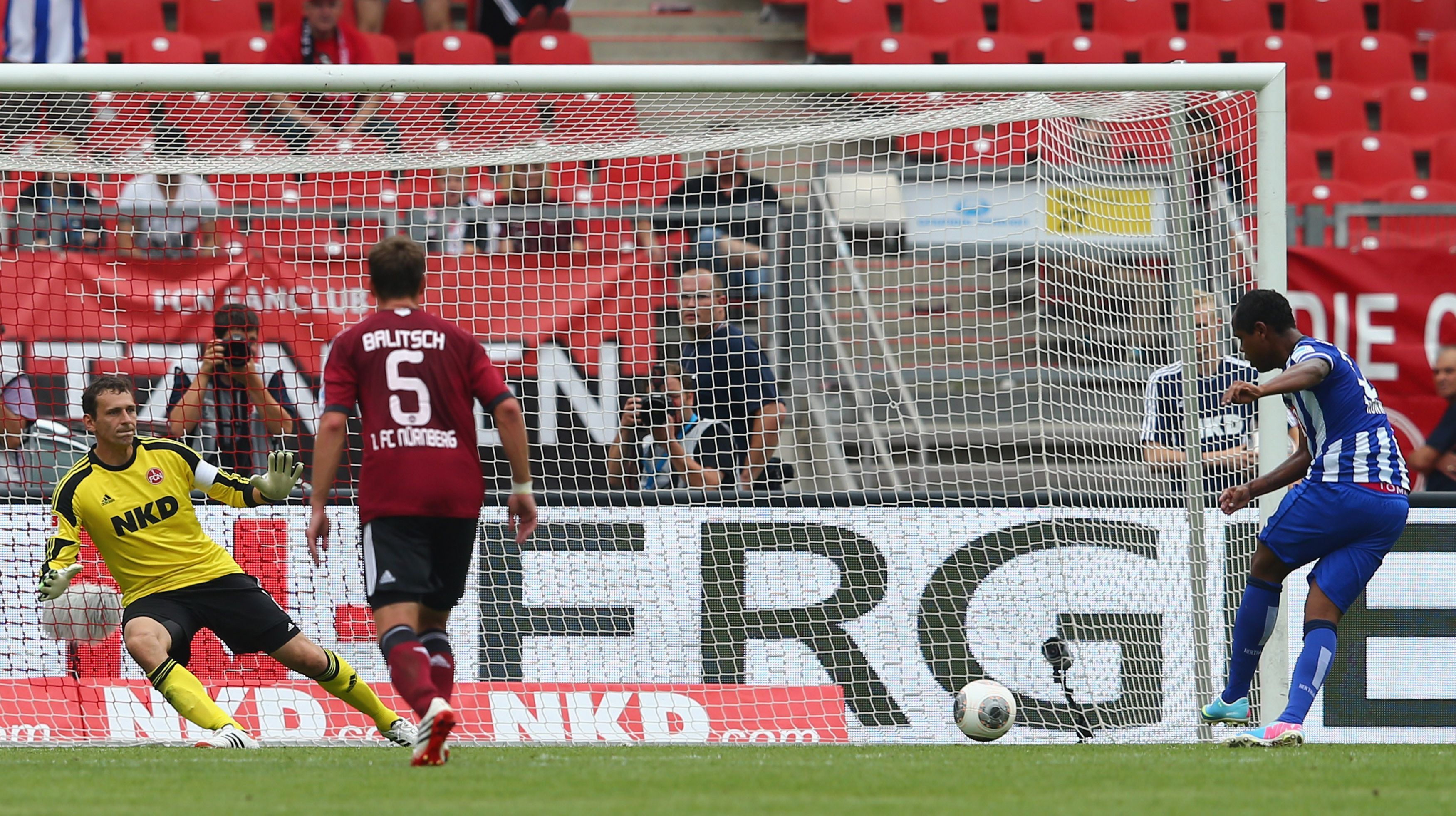 
                <strong>1. FC Nürnberg - Hertha BSC 2:2</strong><br>
                In einer abwechslungsreichen Partie sah die Hertha durch einen von Ronny verwandelten, aber umstrittenen Elfmeter lange wie der Sieger aus. Die Clubberer kamen jedoch in der 89 Minute durch Hiroshi Kiyotake zum verdienten 2:2-Ausgleich.
              
