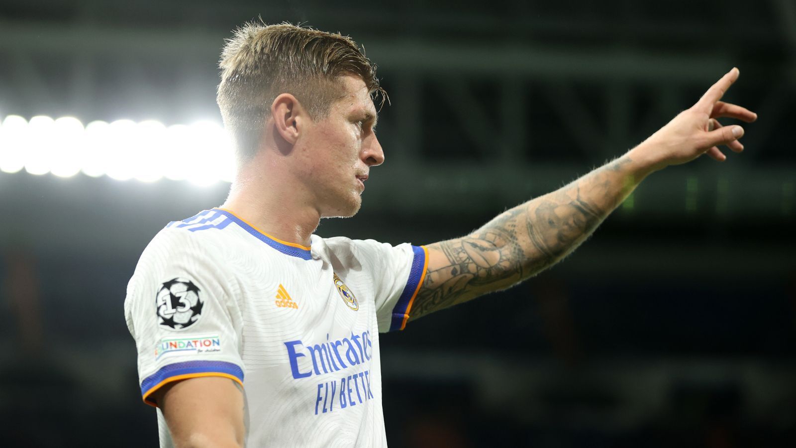 
                <strong>Toni Kroos (Real Madrid)</strong><br>
                Das Jahr 2021 war kein einfaches für Toni Kroos. Im Frühjahr verletzte er sich, spielte aber unter Schmerzmitteln bis nach der EM durch. Danach trat er aus der Nationalelf zurück und ließ sich behandeln. Erst Anfang Oktober gab er sein Comeback in der Startelf, eine 1:2-Niederlage gegen Espanyol Barcelona. Je fitter Kroos jedoch wurde, desto besser wurde Real. Die Königlichen sind, auch dank der aktuell sehr starken Form von Kroos, seit 16 Pflichtspielen ungeschlagen, davon 14 Siege und sind Tabellenführer. Kroos selbst steuerte in 17 Spielen drei Treffer und ebenso viele Assists bei. Insgesamt also eine starke Hinrunde des Greifswalders.
              