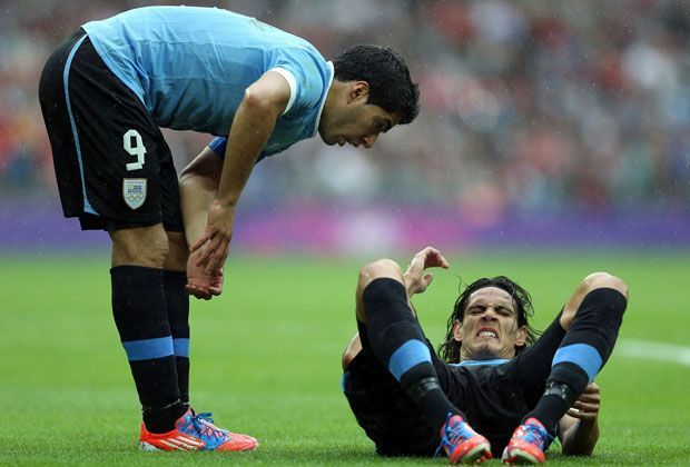 
                <strong>Luis Suarez und Edinson Cavani</strong><br>
                Deutlich früher mussten Uruguays Superstürmer Luis Suarez und Edinson Cavani abreisen. Die Südamerikaner überstanden in London nicht einmal die Vorrunde.
              