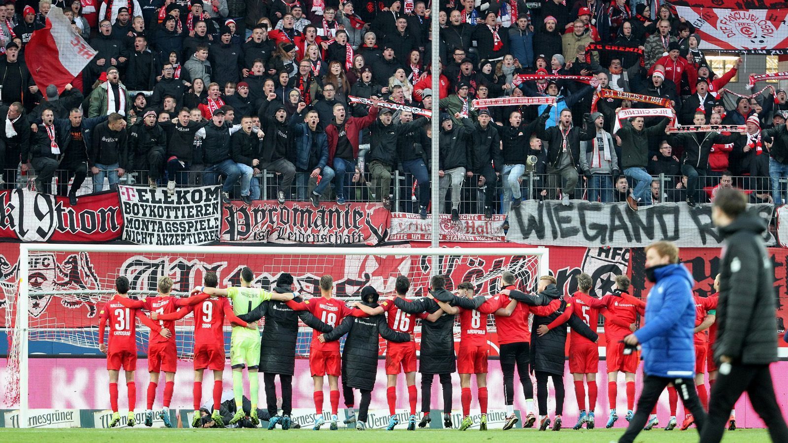 
                <strong>Hallescher FC</strong><br>
                Beim Halleschen FC bleibt man traditionell: Die Profi-Abteilung ist noch nicht ausgegliedert. Investoren sind in Halle bisher auch nicht erwünscht. "Ein Grundsatz steht für mich fest: Der HFC muss zu 100 Prozent den Mitgliedern gehören. Wir wollen keine Investoren und auch keine Anteile verkaufen. Ob es unter diesen Umständen irgendwann sinnvoll ist, über eine Ausgliederung zu diskutieren, entscheiden die Mitglieder", sagte Jens Rauschenbach, Präsident des Drittligisten, Anfang 2019 dem "Focus".
              