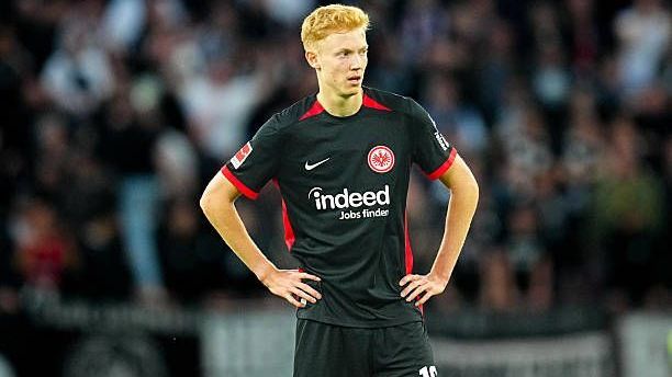 <strong>Hugo Larsson (Eintracht Frankfurt)</strong><br>Real Madrid soll demnach bereits mehrmals in der Stadt am Main präsent gewesen sein, um den 20-Jährigen zu beobachten. Der Vertrag von Larsson ist noch bis 2029 gültig - sein Marktwert wird derzeit auf 40 Millionen Euro taxiert. Ein Transfer würde für die Madrilenen also durchaus kostenintensiv werden.