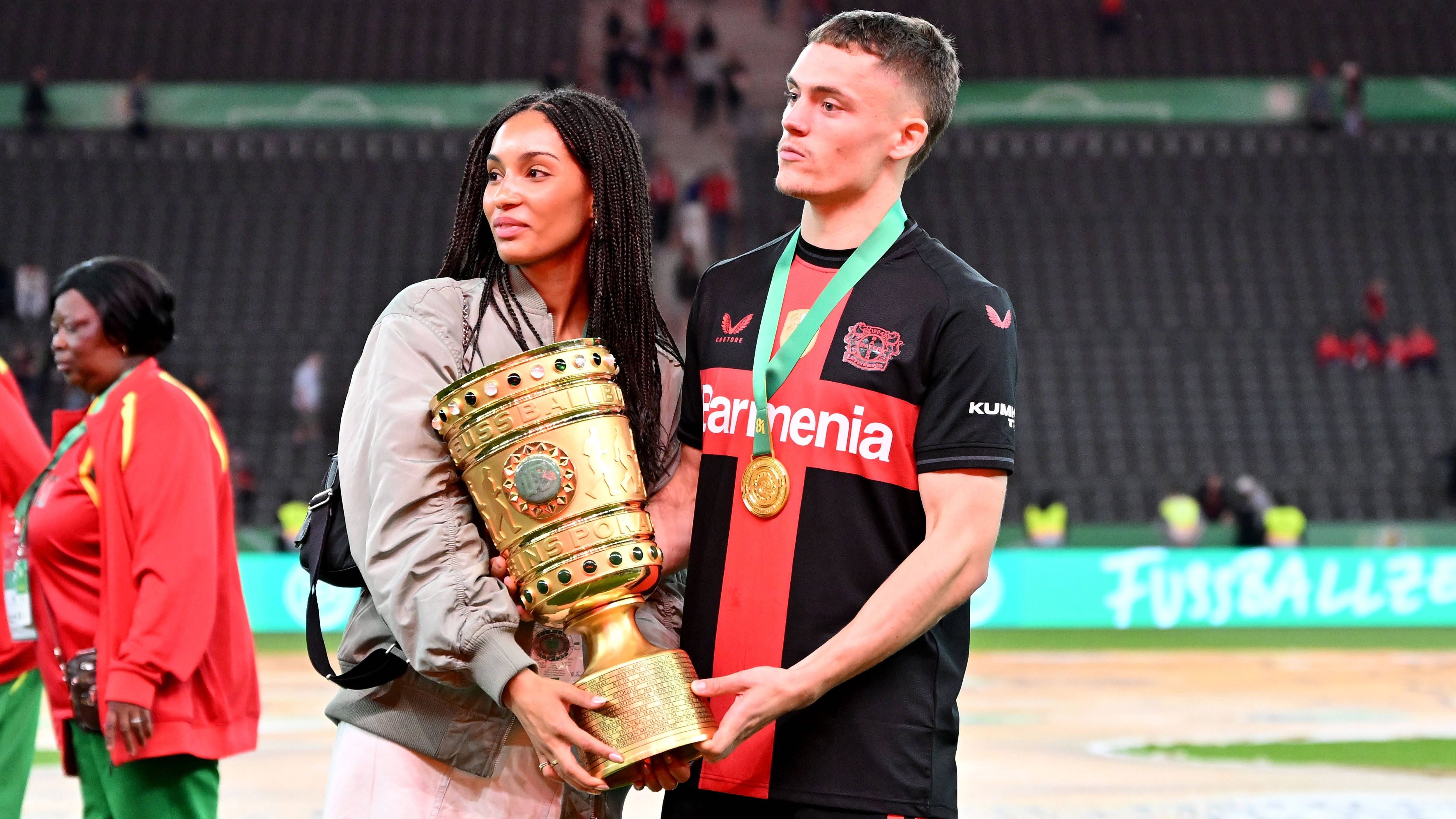 <strong>Florian Wirtz und Aaliyah</strong><br>Viel ist über die Beziehung von Florian Wirtz und seiner Freundin Aaliyah nicht bekannt. Laut einem "Bild"-Artikel aus dem Jahr 2023 waren sie zu diesem Zeitpunkt bereits über ein Jahr zusammen.