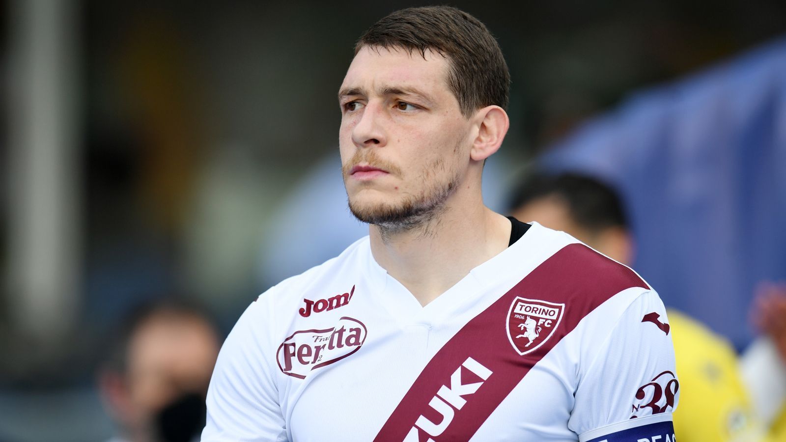 
                <strong>Andrea Belotti (zuletzt FC Turin)</strong><br>
                Ein Stürmer, der eine ähnliche Treffer-Bilanz Cavani aufzuweisen hat und zudem noch deutlich jünger ist, wäre Andrea Belotti. Der langjährige Kapitän und Torgarant des FC Turin verlängerte seinen auslaufenden Vertrag nicht, sucht aber nach wie vor nach einem neuen Arbeitgeber. Dabei hat der 28-Jährige, der mit Italien 2021 Europameister wurde, in der Serie A beeindruckende 106 Treffer in 270 Spielen erzielt. Zuletzt wurde berichtet, dass die AS Rom Belotti verpflichten könnte, doch mittlerweile hat sich der amtierende Conference-League-Sieger mit dem ebenfalls ablösefreien Paulo Dybala verstärkt.
              