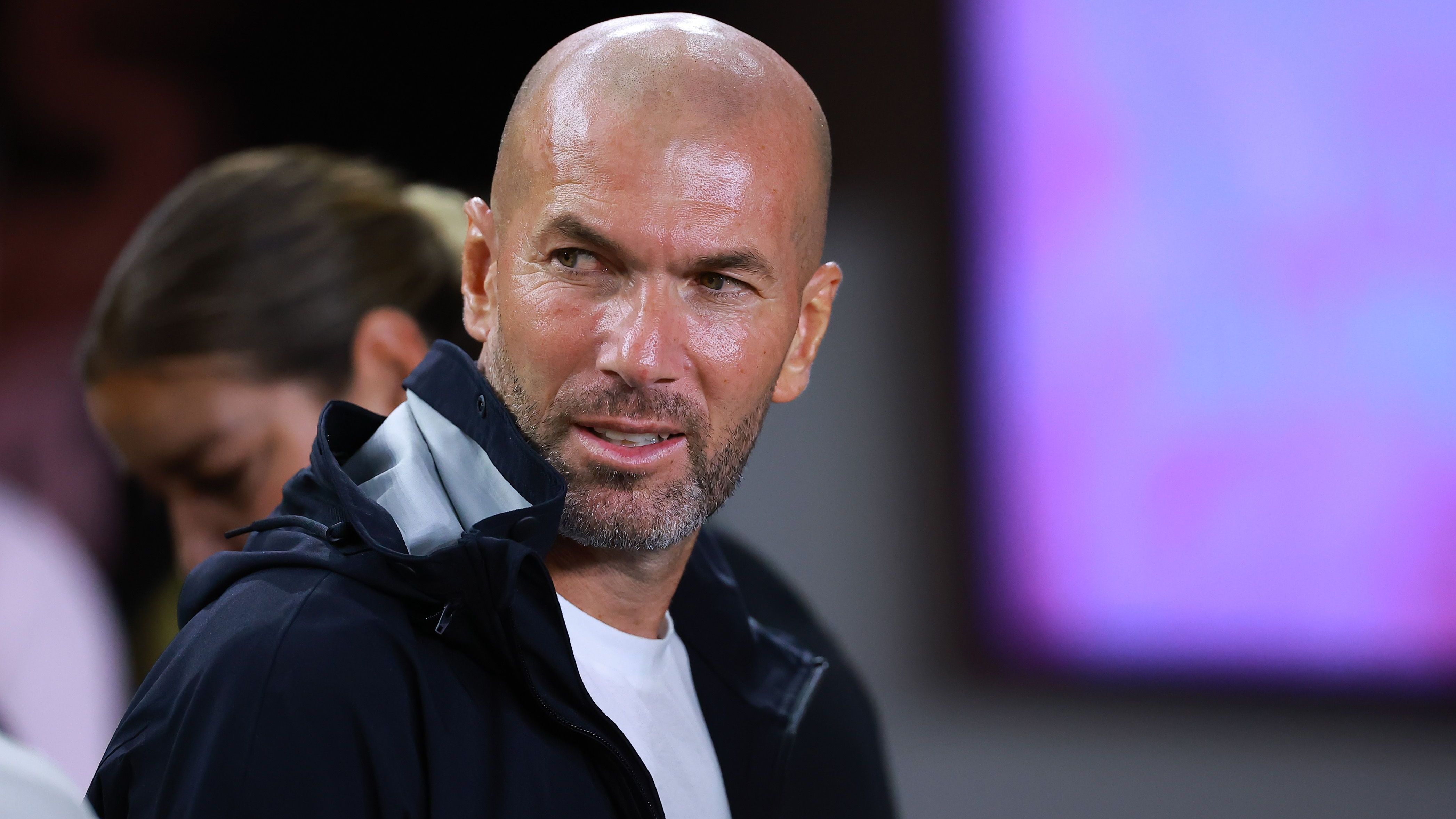 <strong>Zinedine Zidane (vereinslos)</strong><br>Der dritte im Bunde ist laut "Bild" Zinedine Zidane. Dieser wurde bereits vor Wochen am Rande des Miami-GP der Formel 1 von "Sky" auf ein mögliches Engagement beim FC Bayern angesprochen. Nachdem es zunächst um das Halbfinal-Rückspiel des FC Bayern gegen seinen Ex-Klub Real Madrid ging, wurde der Weltmeister von 1998 auch nach dem frei werdenden Posten in der bayerischen Landeshauptstadt befragt ...