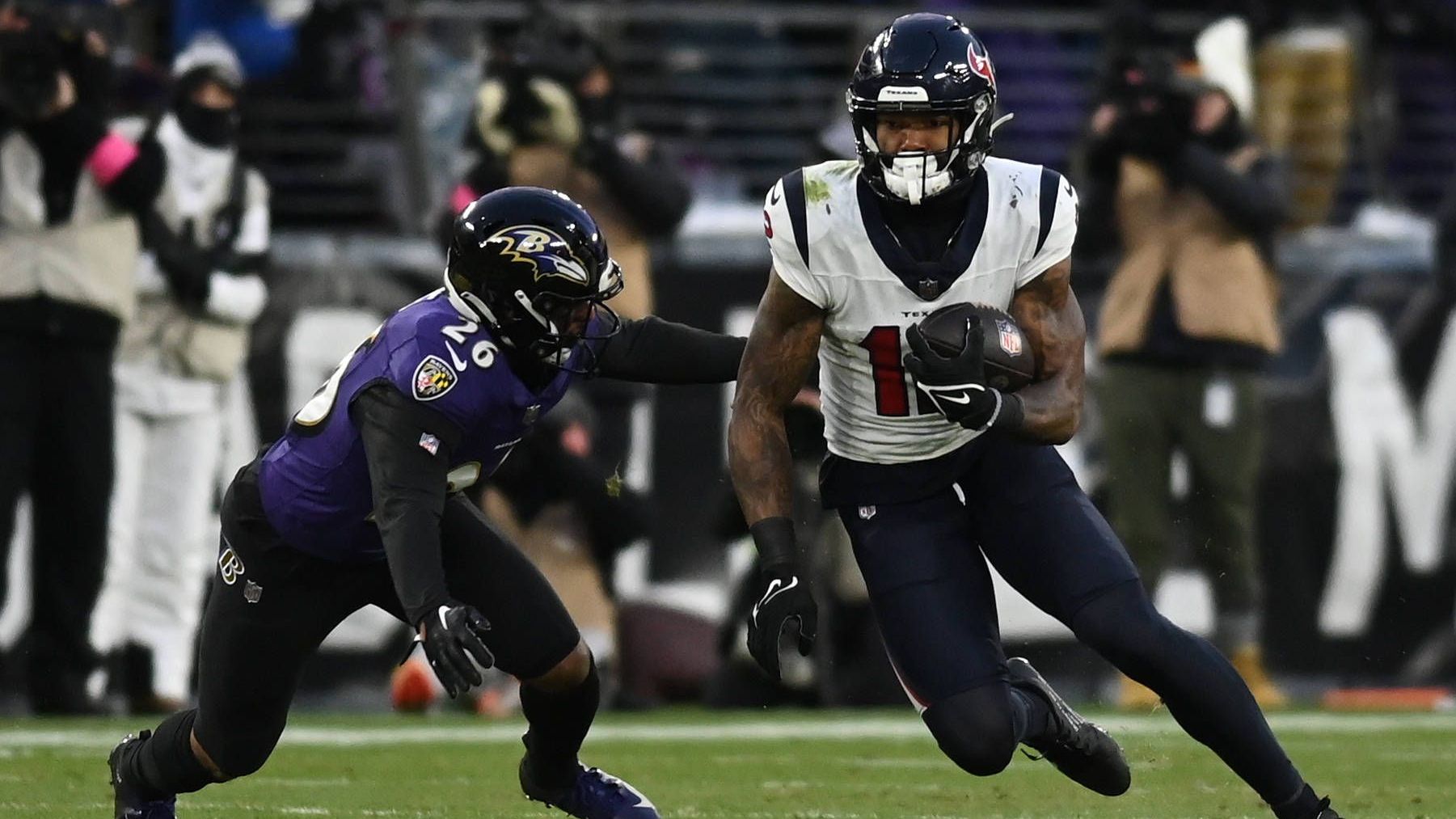 <strong>Platz 12: Nico Collins (Houston Texans)</strong><br>In der Spielzeit 2023 erlebte Nico Collins seinen Breakout. Mit 1.297 Receiving Yards, 16,2 Yards pro Reception und acht Touchdowns stellte er seine beiden vorherigen NFL-Jahre in den Schatten. Der Lohn: Ein neuer Vierjahresvertrag mit einem Gesamtvolumen von 72,75 Millionen US-Dollar.