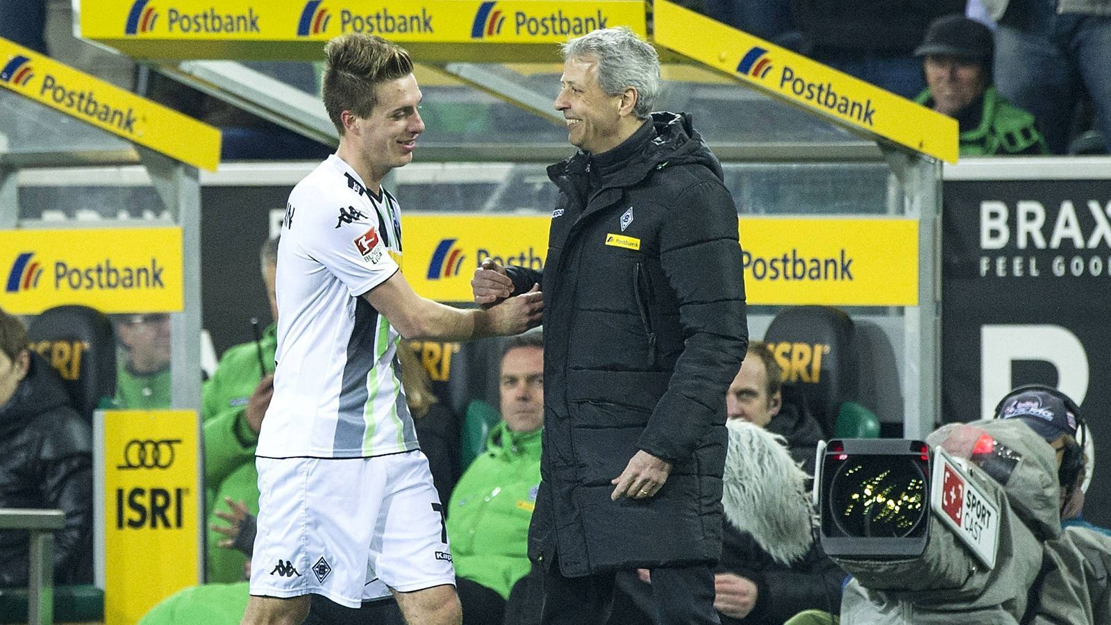 
                <strong>34. Spieltag: Favre zurück im Borussia-Park</strong><br>
                Im Winter 2011 übernahm Lucien Favre die Fohlen in höchster Abstiegsnot. Er schaffte den Klassenerhalt und führte Borussia Mönchengladbach danach zweimal in die Champions League. Dann trat er im September 2015 nach einem Fehlstart zurück. Jetzt steht seine erste Dienstreise als BVB-Trainer in den Borussia-Park an - am letzten Spieltag der Saison (18. Mai 2019).
              