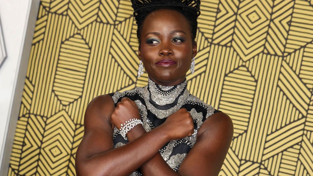 Lupita Nyong'o zeigt ihre Arm-Muckis bei der Premiere ihres Films "Black Panther: Wakanda Forever" in London im November 2022.