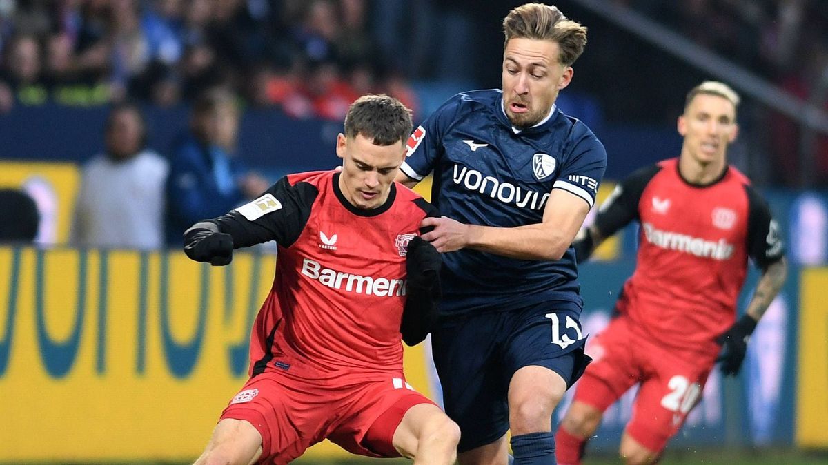 Florian Wirtz (Bayer 04 Leverkusen) und Felix Passlack (VfL Bochum) im Zweikampf waehrend des Spiels der 1. Bundesliga zwischen VfL Bochum 1848 und Bayer 04 Leverkusen, Vonovia Ruhrstadion am 09. N...