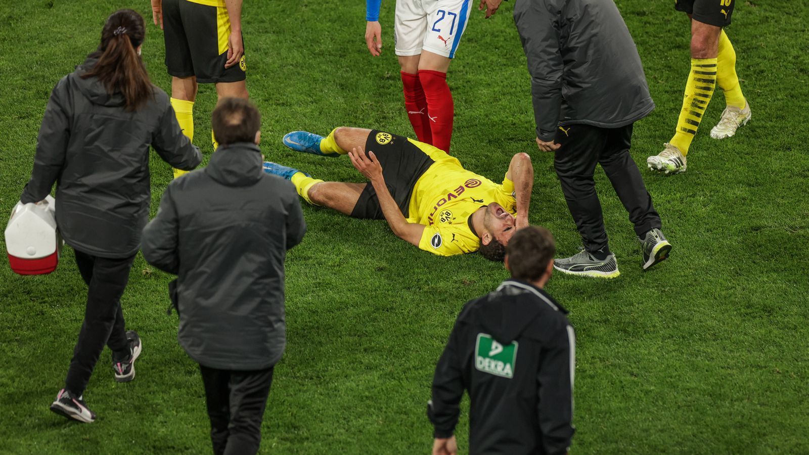 
                <strong>Mateu Moreys Verletzung schockt Borussia Dortmund</strong><br>
                "Wir freuen uns schon, dass wir nach Berlin fahren. Aber es hält sich in Grenzen. Das tut uns weh. Wir werden ihn unterstützen", sagt Nationalspieler Emre Can in der "ARD" zur Verletzung seines Mitspielers.
              