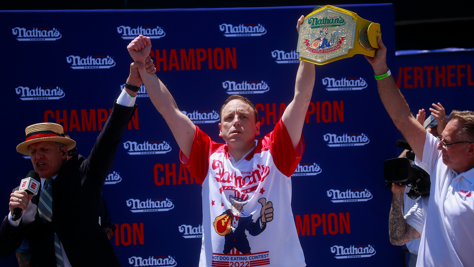 
                <strong>Millionär durch Hot-Dog-Wettessen: Joey Chestnut</strong><br>
                Geht die Siegesserie von Joey Chestnut also auch 2023 weiter? Es sieht ganz danach aus, denn er ist in guter Form. Erst kürzlich gewann er die erste "Qdoba World Burrito Eating Championship" in Milwaukee. Dabei verzehrte er 14,5 Burritos in zehn Minuten und kassierte ein Preisgeld von 5.000 US-Dollar. Doch beim Nathan's Famous wird noch einmal draufgelegt …
              