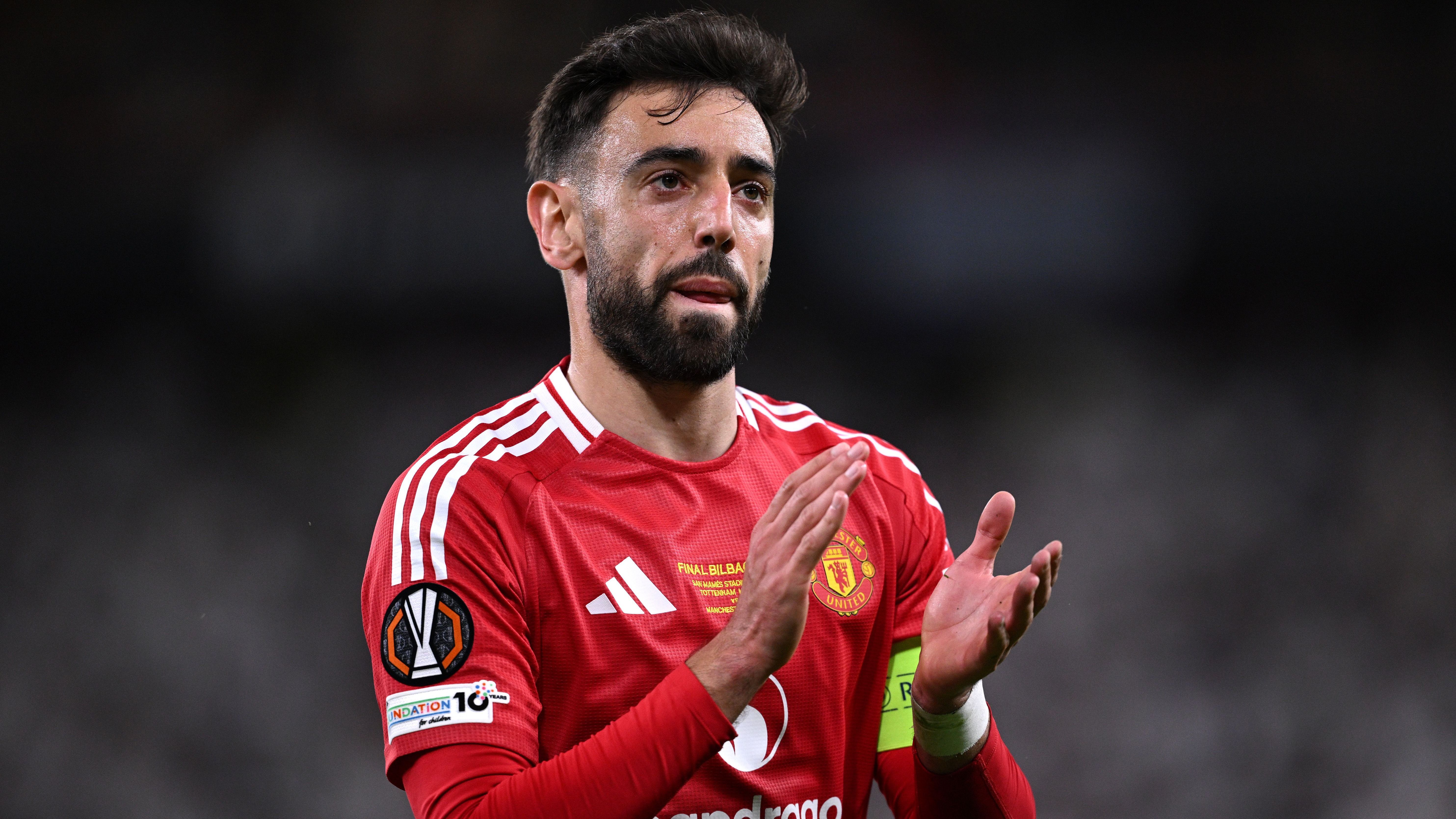 <em><strong>Bruno Fernandes (Manchester United)</strong><br>Der FC Bayern München soll sich laut dem Portal "Teamtalk" mit Manchester Uniteds Kapitän Bruno Fernandes als möglichem Sommer-Neuzugang beschäftigen. Demnach dürften die Münchner Bosse zeitnah Gespräche mit dem Umfeld des 30-jährigen Portugiesen suchen, wie es im Bericht heißt. Dabei soll die Möglichkeit eines Transfers an die Säbener Straße ausgelotet werden. Neben dem FCB …</em>