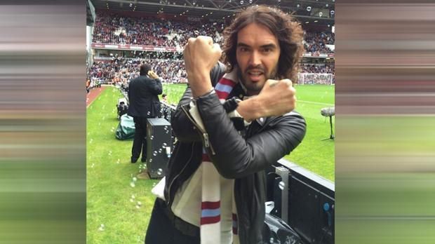 
                <strong>Russell Brand (West Ham United)</strong><br>
                Russell Brand ist bekennender Fan des Premier-League-Klubs West Ham United und kommt regelmäßig ins Stadion, um seine "Hammers" zu unterstützen. Zuletzt war der britische Schauspieler und Ex-Mann von Sängerin Katy Perry beim Heimspiel gegen Tottenham Hotspur live dabei und brachte dem Team offenbar Glück: West Ham gewann mit 1:0 und kletterte nach dem 28. Spieltag auf den sechsten Tabellenplatz ...
              