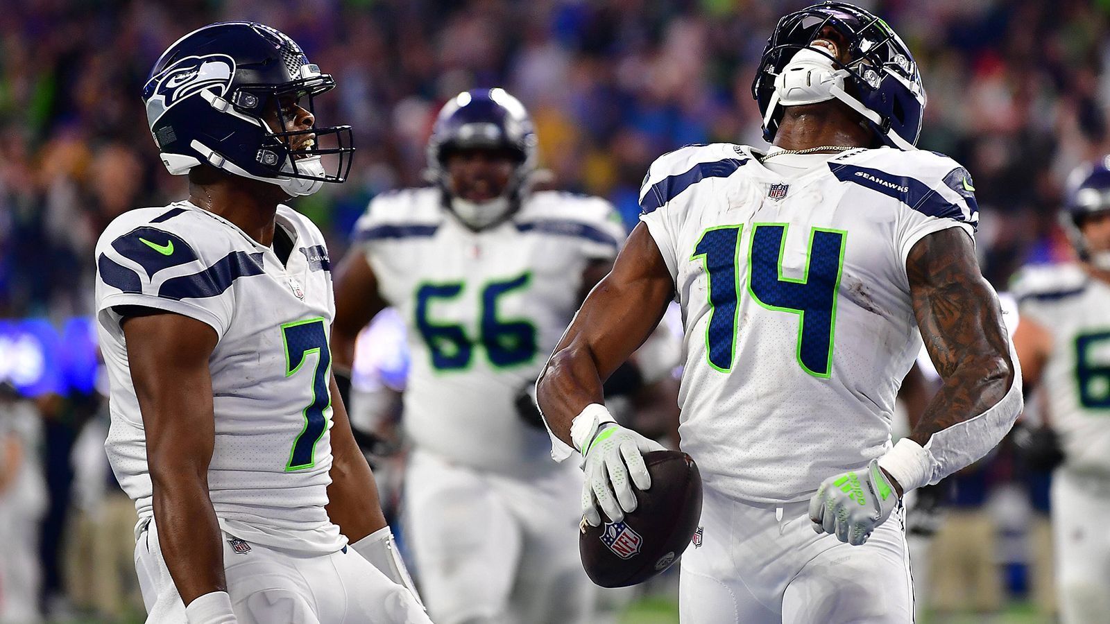 
                <strong>Seattle Seahawks </strong><br>
                Geno Smith hat in der letzten Saison eine der größten Comeback-Stories der NFL-Geschichte geschrieben. Der Quarterback, der schon fast aus der Liga raus war, führte die Seahawks in die Playoffs und wurde dafür mit einem neuen Dreijahresvertrag belohnt. In der nächsten Spielzeit darf der 32-Jährige deswegen wieder mit D.K. Metcalf zusammenspielen. Der Wide Receiver gehört seit vier Jahren zu den Top-Passempfängern und dürfte sich in seinem fünften nochmals weiterentwickeln.
              