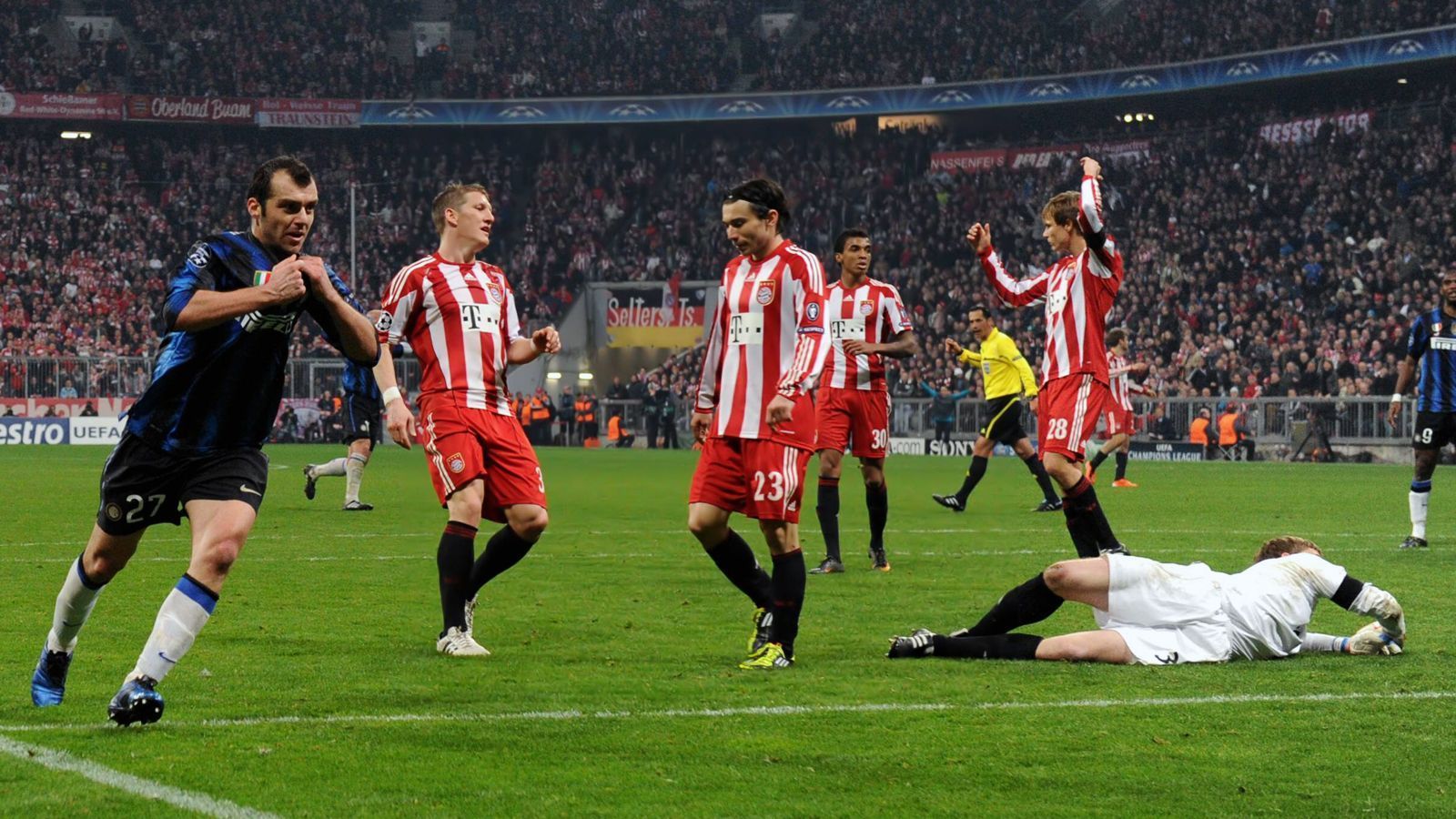 
                <strong>Achtelfinale 2010/11: FC Bayern München - Inter Mailand 2:3</strong><br>
                Der zu diesem Zeitpunkt amtierende Champions-League-Sieger Inter Mailand war im Rückspiel sogar schon mit anderthalb Beinen ausgeschieden, schließlich führten die Münchner durch Tore von Mario Gomez und Thomas Müller bereits mit 2:1, im Gesamtergebnis damit mit 3:1. Doch die "Nerazzurri" gaben nicht auf. In der 63. Minute gelang Wesley Sneijder der Ausgleich zum 2:2, womit die Münchner aber immer noch ins Viertelfinale gekommen wären. Letztlich entschied der Nordmazedonier Goran Pandev (li.) das Duell durch sein Tor zum 3:2 für Inter in der 88. Minute und brachte die Allianz-Arena zum Verstummen. Dank der damals noch in Kraft gewesenen Auswärtstor-Regel kam Inter ins Viertelfinale, während der FCB einmal mehr in einem K.o.-Duell gegen die Mailänder den Kürzeren zog.
              