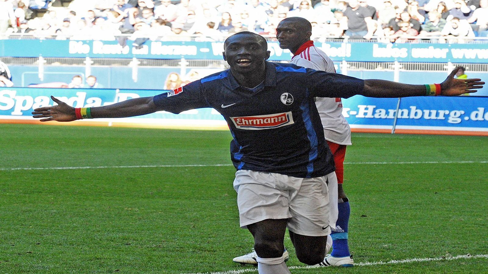 
                <strong>BANK: Papiss Demba Cisse (SC Freiburg)</strong><br>
                Er war der absolute Publikumsliebling im Breisgau und traf nebenbei auch gemütliche 22-mal in dieser Saison. Mehr als nur eine Bewerbung an die internationalen Ligen. 2012 ging es dann für 12 Millionen Euro nach England. Gutes Geld für den Sportclub, aber ein Kultkicker weniger für die Bundesliga.
              