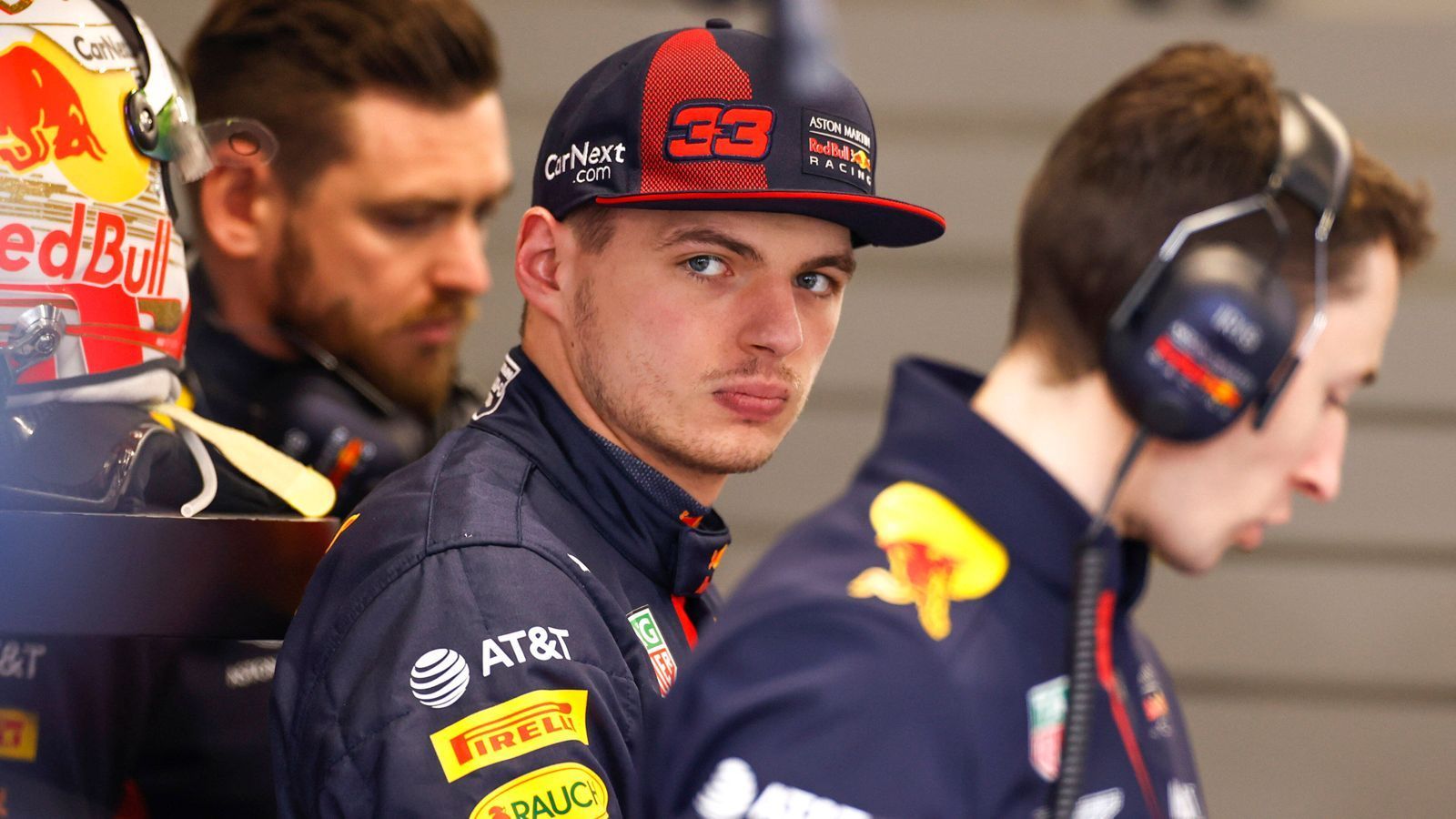 
                <strong>Gewinner: Red Bull Racing</strong><br>
                Dass Red Bull möglicherweise erster und ernsthafter Verfolger von Primus Mercedes sein kann, darauf deutete bereits die vorzeitige Vertragsverlängerung von Max Verstappen hin. Der Niederländer wusste offenbar vorher, was das Auto kann. Sein Zwischenfazit? "Das Auto ist überall schnell, das ist gut. Die Zuverlässigkeit scheint sogar noch besser zu sein - das ist also alles sehr positiv. Das Auto funktionierte zusammen mit dem Motor richtig gut. Genau das wollen wir sehen. Das ist das Wichtigste. Ich bin sehr zufrieden damit." Na dann.
              