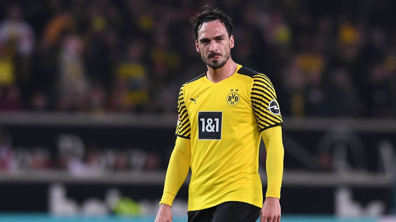 
                <strong>Platz 2: Mats Hummels (kam vom FC Bayern München)</strong><br>
                &#x2022; Saison: 2019/2020<br>&#x2022; Ablösesumme: 30,5 Millionen Euro<br>&#x2022; Spiele/Tore/Assists für den BVB: 430/33/22<br>&#x2022; Aktueller Verein: Borussia Dortmund <br>
              