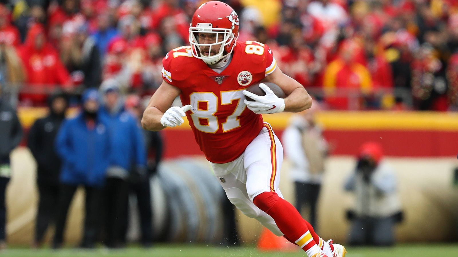 
                <strong>2. Travis Kelce (Kansas City Chiefs)</strong><br>
                Travis Kelce landete genauso wie im Vorjahr bei dieser Umfrage auf Platz 2. Mit seinen 105 Catches und 1416 Receiving-Yards war er die beliebteste Anspielstation von Quarterback Patrick Mahomes, fing zudem elf Touchdown-Pässe. Beeindruckend: 23 seiner gefangenen Pässe sorgten für einen Raumgewinn von mindestens 20 Yards. Dies ist der beste Wert der NFL.
              