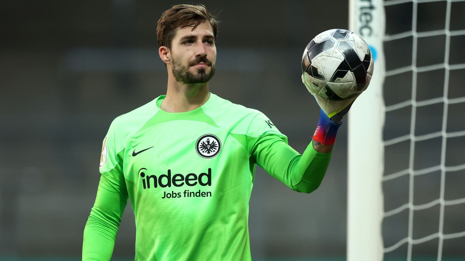 
                <strong>Kevin Trapp: Zwischen Ballon d'Or und Stuttgart-Degerloch</strong><br>
                Nach der Heimreise am Montag stand der Torwart jedenfalls im Kasten der Eintracht. Ersatztorwart Diant Ramaj angesichts des Reisestresses gegen den Fünftligisten das Tor zu überlassen, war für Trapp kein Thema. "Der Kevin ist so ein Wettkampftyp, das war für ihn überhaupt kein Problem, von Paris hier rüberzukommen", sagte Sebastian Rode bei "Sky".
              