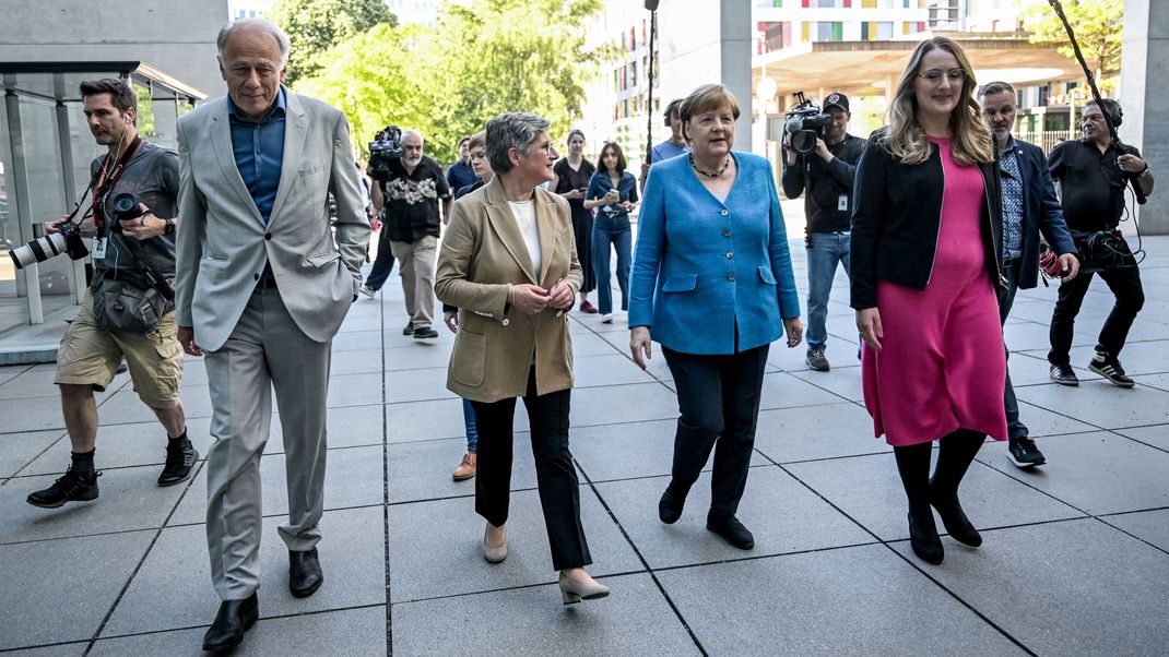 Nach seinen rund 25 Jahren als Abgeordneter im Bundestag haben die Grünen ihr Parteiurgestein Jürgen Trittin verabschiedet.