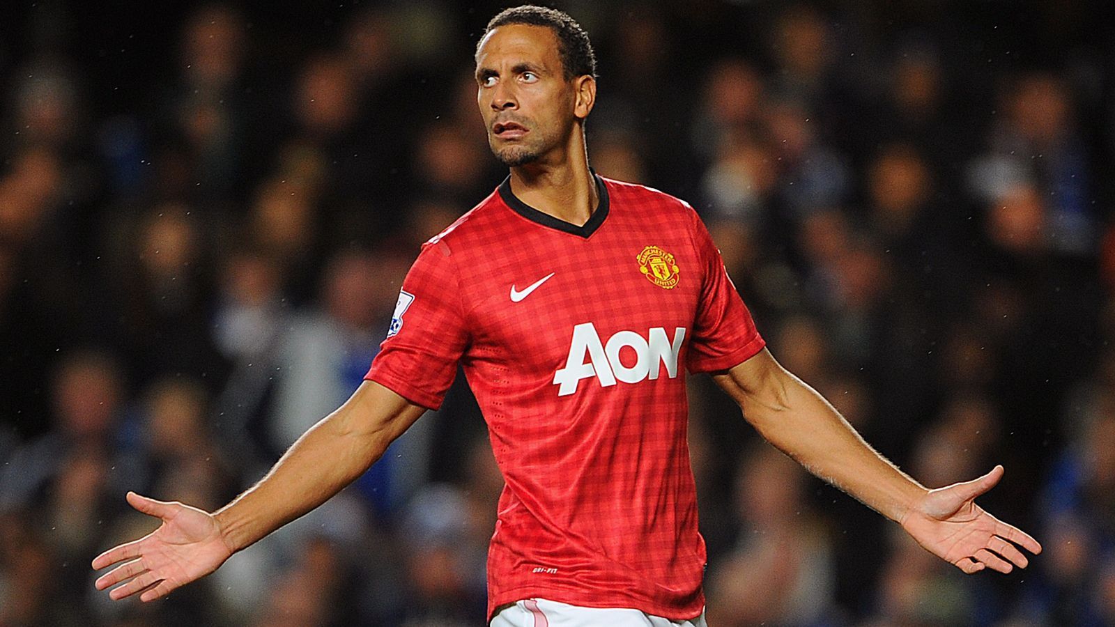 
                <strong>Abwehr: Rio Ferdinand</strong><br>
                Als Rio Ferdinand 2002 von Leeds zu Manchester United wechselte, war der Innenverteidiger mit einer kolportierten Ablösesumme von 46 Millionen Euro längere Zeit der teuerste Defensivspieler der Welt - und jeden Cent wert. Zwölf Jahre lang sorgte der Engländer in der Abwehr Uniteds für Ordnung und gewann mit den "Red Devils" unter anderem sechs Mal den Meistertitel sowie ein Mal die Champions League. Mit 35 Jahren bekam Ferdinand 2014 keinen neuen Vertrag mehr beim englischen Rekordmeister, wechselte deshalb für eine Saison in seine Geburtsstadt London zu den Queens Park Rangers. Bitter: Dort musste der Routinier dann in seinem letzten Jahr als Aktiver den Abstieg miterleben. Prägend in Erinnerung bleiben aber seine erfolgreichen Jahre in Manchester, an der ...
              