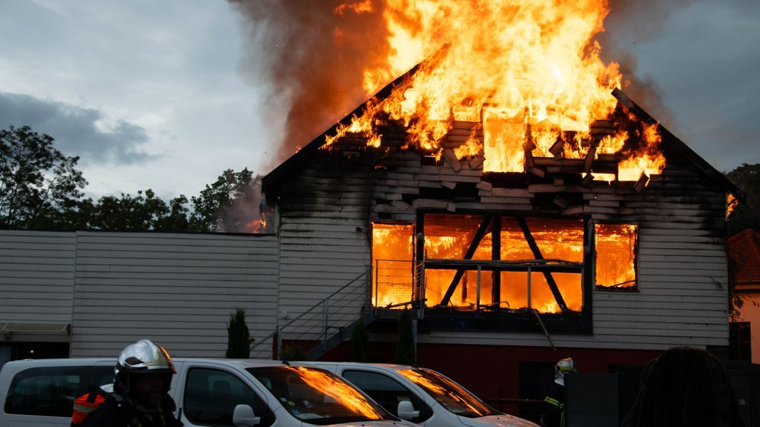 Frankreich, Wintzenheim: Mindestens neun Menschen verloren bei einem Feuer in einer Ferienunterkunft ihr Leben.