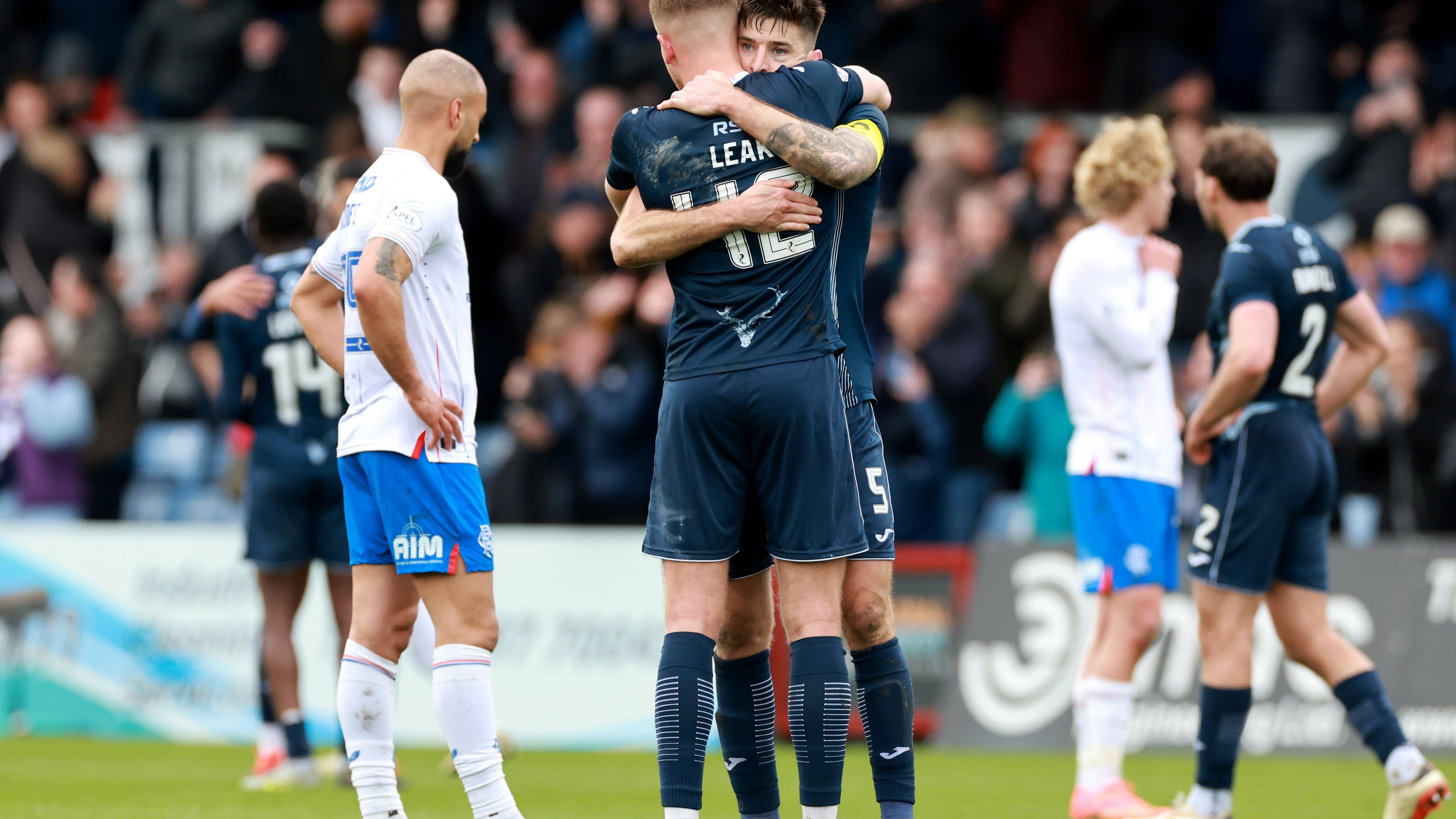 <strong>Schottland</strong><br>... und profitierten von der völlig überraschenden 2:3-Pleite der Rangers bei Kellerkind Ross County. Somit hat Celtic vor Beginn der fünf Spiele umfassenden Meisterrunde vier Punkte Vorsprung auf den Old-Firm-Rivalen. Die Rangers aber haben zumindest noch ein Spiel in der Hinterhand.