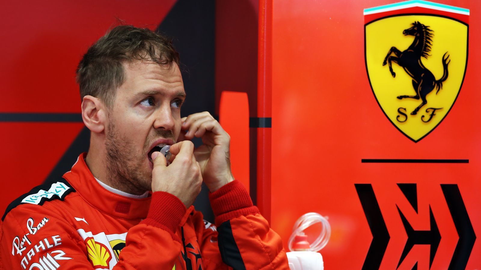 
                <strong>FIA-Deal, Test-Fiasko & Corona: Ferrari schon jetzt in der Krise</strong><br>
                Noch bevor die Saison 2020 richtig losgeht, brennt es bei Ferrari lichterloh: Die Tests in Barcelona gingen in die Hose, das Corona-Virus trifft auch die Scuderia - und nun droht auch noch teurer Ärger nach einem skandalösen FIA-Deal um Antriebsschummeleien.
              