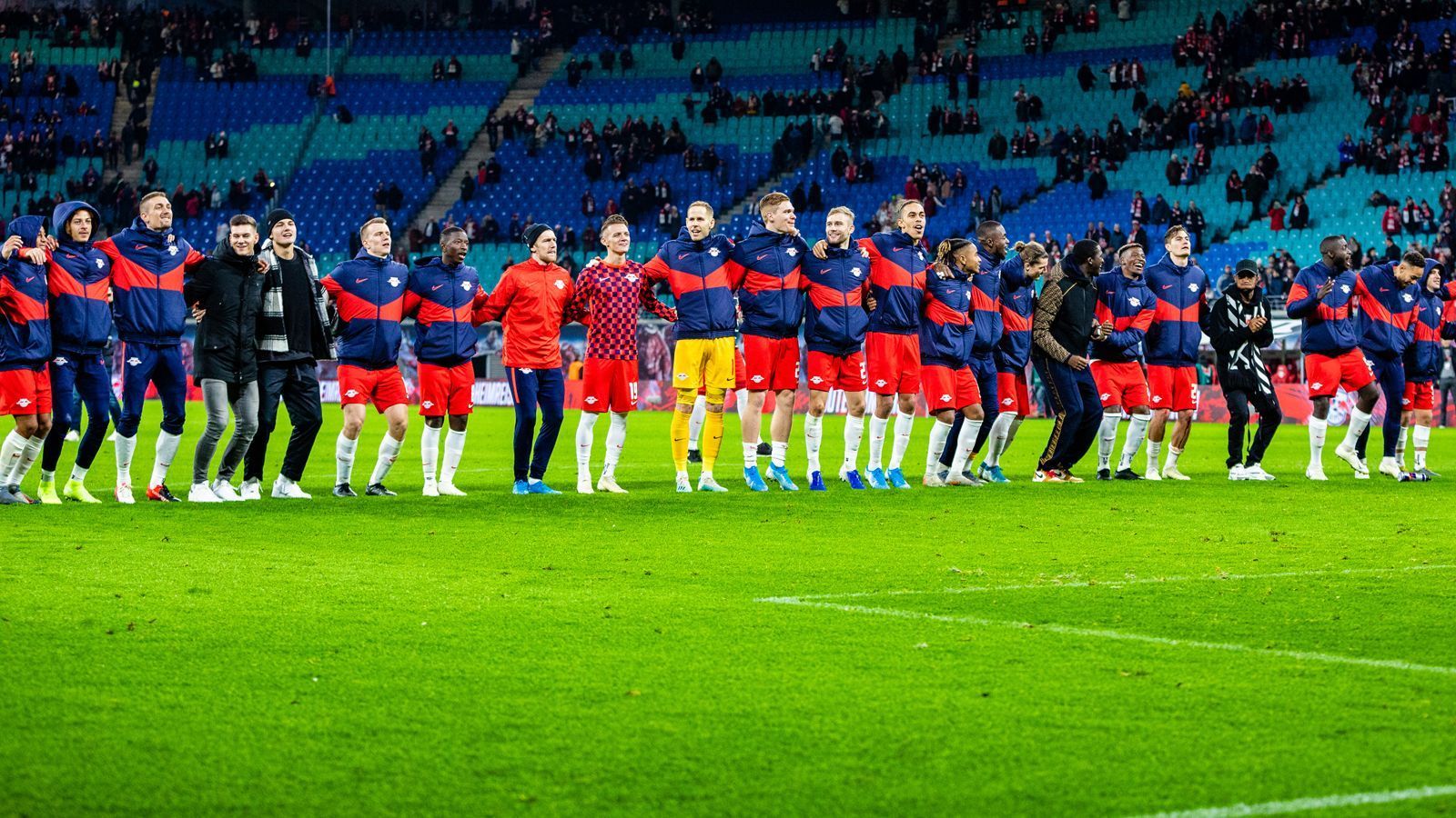 
                <strong>17. Spieltag: Neuer Herbstmeister</strong><br>
                Leipzig schreibt Vereins-Geschichte. Nach dem 17. Spieltag stehen die Leipziger erstmals ganz oben und sind damit Herbstmeister. In der Euphorie kündigen die Verantwortlichen an: "Das ist noch alles, da ist noch Luft nach oben." Fußball-Traditionalisten im ganzen Land hoffen, dass Bayern, Dortmund oder Gladbach das zu verhindern wissen.
              