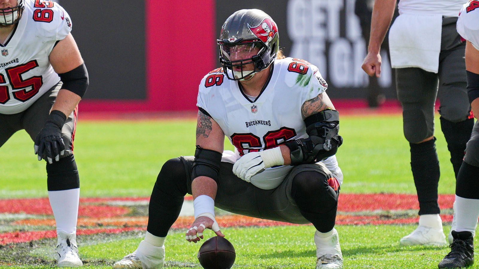 
                <strong>Ryan Jensen (Tampa Bay Buccaneers)</strong><br>
                Ryan Jensen, Center der Tampa Bay Buccaneers, wird mindestens einen Großteil, unter Umständen sogar die gesamte Spielzeit verpassen. Der 31-Jährige hat sich im Training Camp das Kreuzband gerissen und fällt dadurch mehrere Monate aus. Der Super-Bowl-Champion hatte erst im März einen neuen Dreijahresvertrag bei der Franchise aus dem Sunshine State unterschrieben.
              