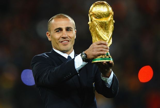 
                <strong>Abwehr: Fabio Cannavaro (u.a. Real Madrid)</strong><br>
                2006 wurde der als erster Verteidiger in der Geschichte zum Weltfußballer des Jahres gewählt. Zurecht findet Carlos: "Wie oft wurde ein Verteidiger Weltfußballer? Der Fakt, dass Fabio es wurde, sagt alles, was du über ihn wissen musst."
              