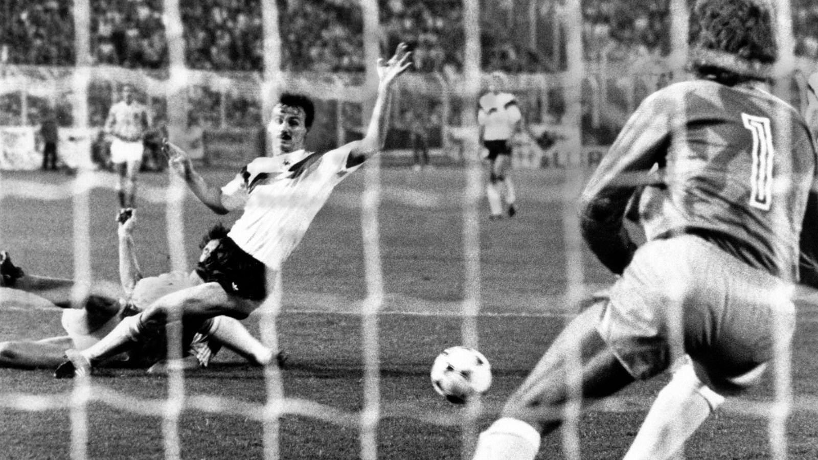 <strong>Deutschland – Niederlande 1:2 (EM 1988, Halbfinale)</strong><br>
                Im Bild ist die Sekunde zu sehen, die Marco van Basten schneller ist als sein "Schatten" Jürgen Kohler. Es ist die 89. Minute, es ist das 2:1 für die Niederlande und es ist das Aus für das DFB-Team bei der Heim-EM, die van Basten und Co. gewinnen. Ronald Koeman setzt der Rivalität noch die unschöne Krone auf, als er sich mit Olaf Thons Trikot symbolisch den Hintern abwischt.
