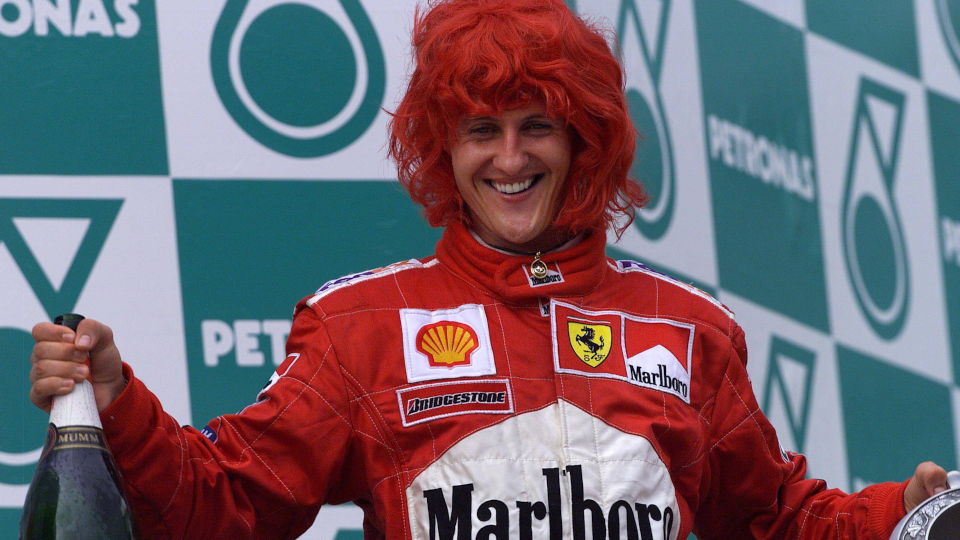 
                <strong>Schumi holt ersten Titel mit Ferrari</strong><br>
                Aber natürlich gab es 2000 auch viele positive Nachrichten. In seiner fünften Saison bei der Scuderia Ferrari holte Michael Schumacher endlich seinen ersten WM-Titel mit dem italienischen Rennstall in der Formel 1. Es war sein dritter von insgesamt sieben WM-Triumphen.
              
