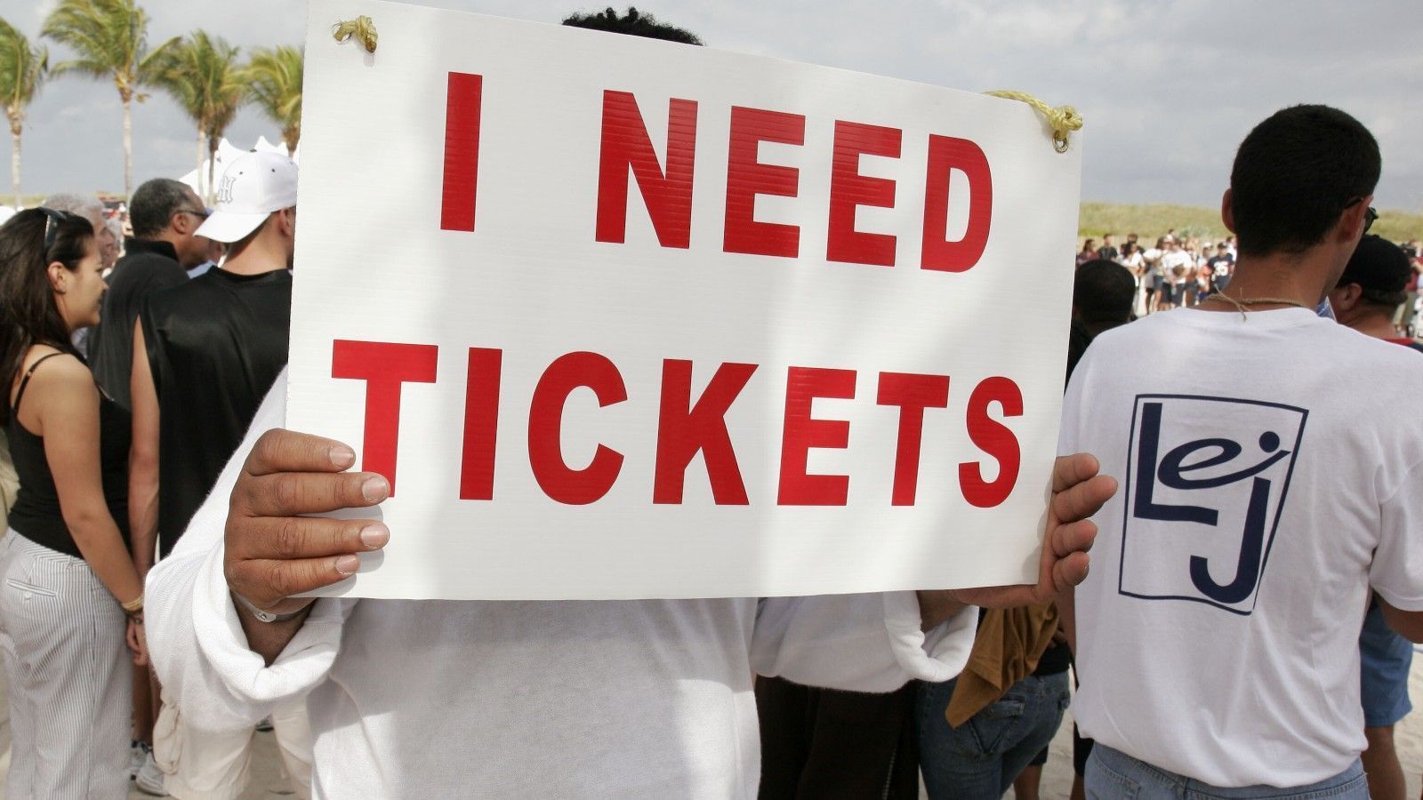 
                <strong>Ticketpreise so hoch wie noch nie</strong><br>
                Eine Eintrittskarte für den Super Bowl ist teuer, keine Frage. In diesem Jahr aber so teuer wie noch nie. Schon eine Woche vor dem Event lag der durchschnittliche Preis für ein Ticket bei knapp 10.500 Dollar. Die günstigsten frei verkäuflichen Eintrittskarten konnten für 6.000 Dollar erworben werden, für die teuersten Plätze müssen Besucher übrigens sage und schreibe 75.000 Dollar hinlegen.
              