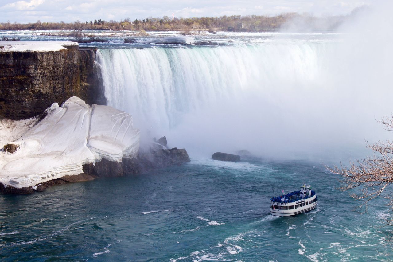 Auf der kanadischen Seite sollen die Niagarafälle am schönsten sein. Der Niagra River und die Rainbowbridge markieren die Grenze zwischen den USA und Kanada.