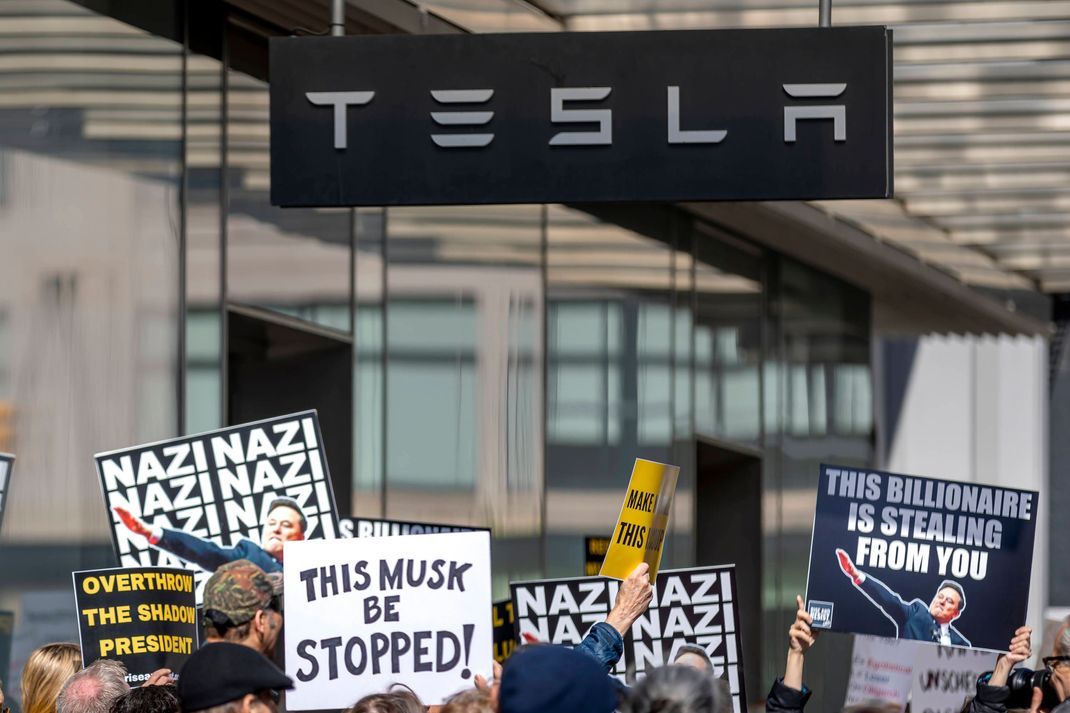 Proteste gegen das Vorgehen von Tesla-Chef Elon Musk.